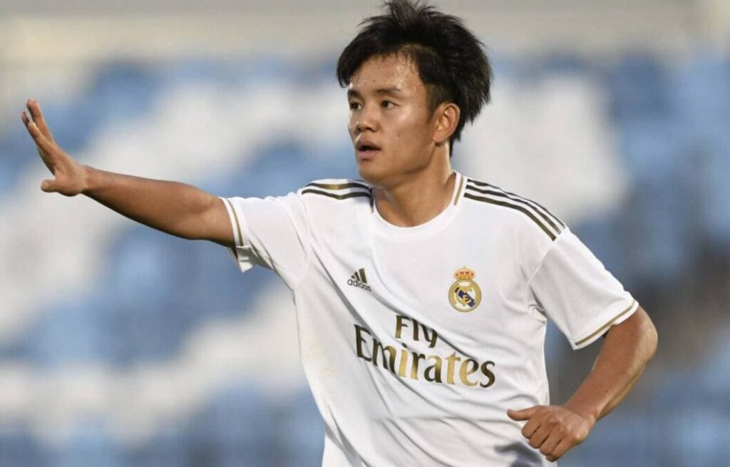 白のレアル・マドリード・ユニフォームでプレーする久保建英