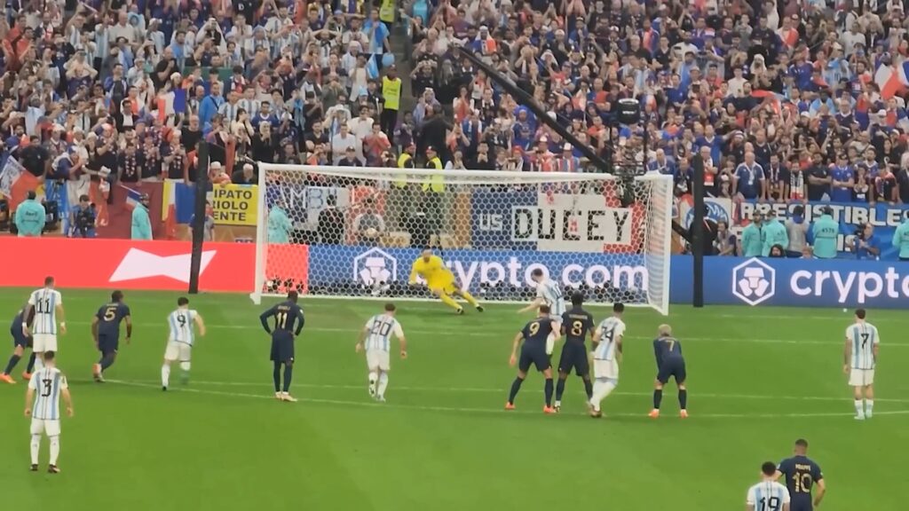 2022年FIFAワールドカップ決勝でPKを蹴るリオネル・メッシ