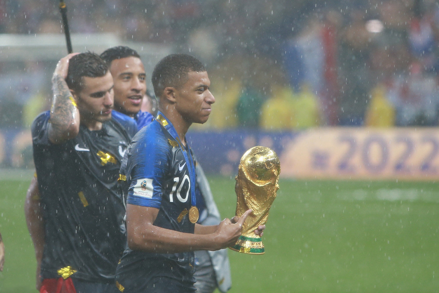 2018年W杯優勝トロフィーを抱えるキリアン・エムバペ（19歳）